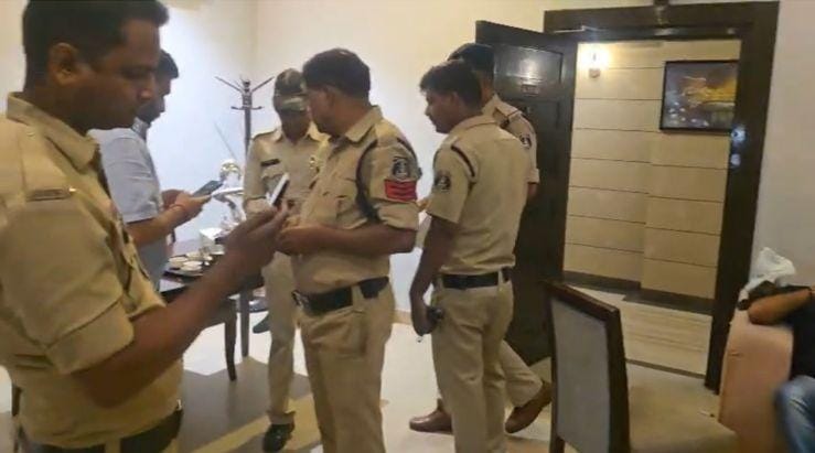 होटल पैट्रिशियन के कमरे में शराब और हुक्का पार्टी, पुलिस ने मारा छापा