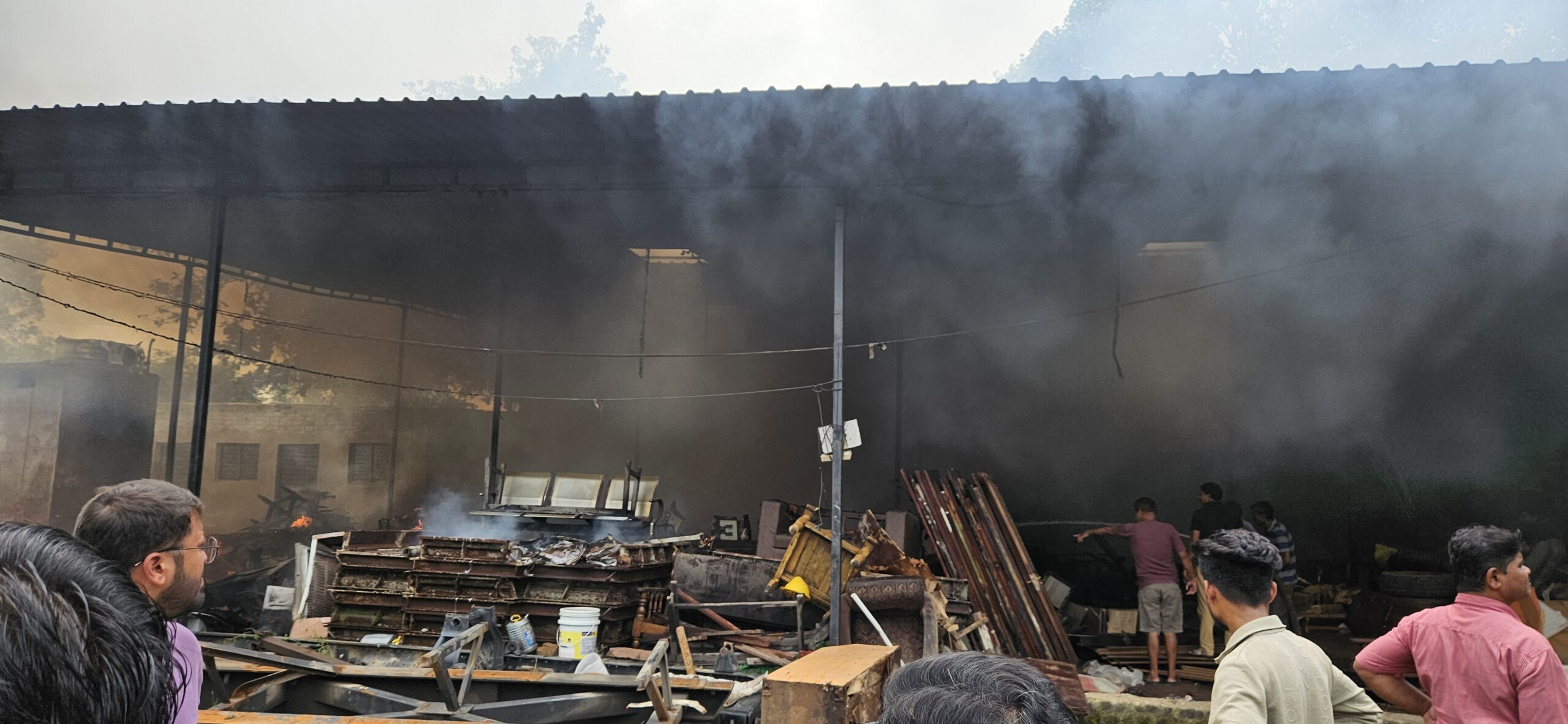 गणेश फर्नीचर के गोदाम में आग, लाखों का सामान खाक